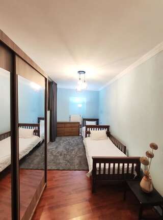 Гостевой дом Rustaveli-OGE hostel Тбилиси Двухместный номер с 1 кроватью и общим туалетом-11