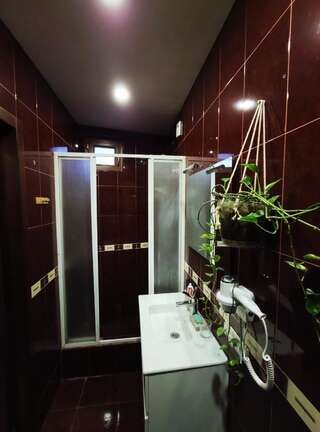 Гостевой дом Rustaveli-OGE hostel Тбилиси Двухместный номер с 1 кроватью и общим туалетом-15