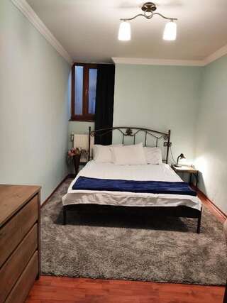 Гостевой дом Rustaveli-OGE hostel Тбилиси Двухместный номер с двуспальной кроватью и дополнительной кроватью-20