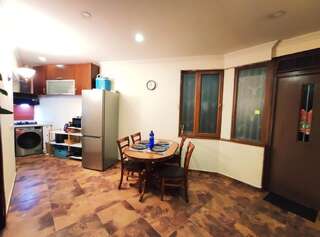 Гостевой дом Rustaveli-OGE hostel Тбилиси Двухместный номер с двуспальной кроватью и дополнительной кроватью-21