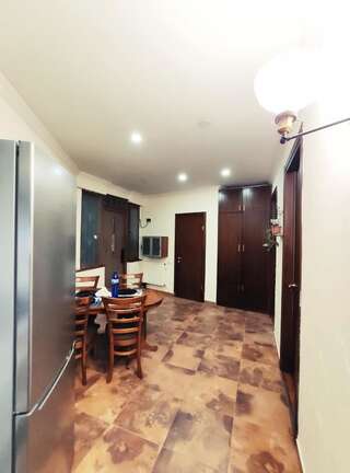 Гостевой дом Rustaveli-OGE hostel Тбилиси Двухместный номер с двуспальной кроватью и дополнительной кроватью-24