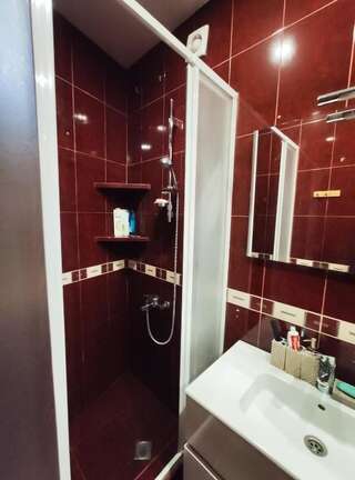 Гостевой дом Rustaveli-OGE hostel Тбилиси Двухместный номер с двуспальной кроватью и дополнительной кроватью-25