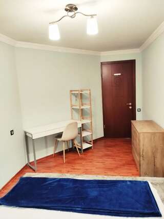 Гостевой дом Rustaveli-OGE hostel Тбилиси Двухместный номер с двуспальной кроватью и дополнительной кроватью-26