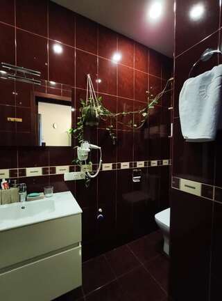 Гостевой дом Rustaveli-OGE hostel Тбилиси Двухместный номер с двуспальной кроватью и дополнительной кроватью-30