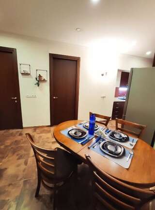 Гостевой дом Rustaveli-OGE hostel Тбилиси Двухместный номер с двуспальной кроватью и дополнительной кроватью-31