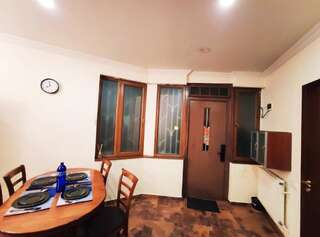 Гостевой дом Rustaveli-OGE hostel Тбилиси Двухместный номер с двуспальной кроватью и дополнительной кроватью-33