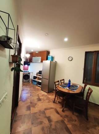 Гостевой дом Rustaveli-OGE hostel Тбилиси Двухместный номер с двуспальной кроватью и дополнительной кроватью-34