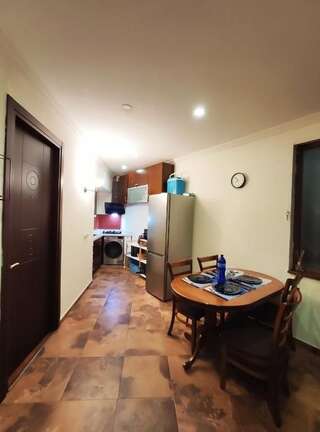 Гостевой дом Rustaveli-OGE hostel Тбилиси Двухместный номер с двуспальной кроватью и дополнительной кроватью-35