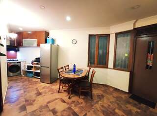 Гостевой дом Rustaveli-OGE hostel Тбилиси Двухместный номер с 1 кроватью и общим туалетом-3