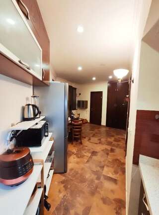 Гостевой дом Rustaveli-OGE hostel Тбилиси Двухместный номер с двуспальной кроватью и дополнительной кроватью-38