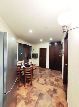 Гостевой дом Rustaveli-OGE hostel Тбилиси Двухместный номер с 1 кроватью и общим туалетом-5